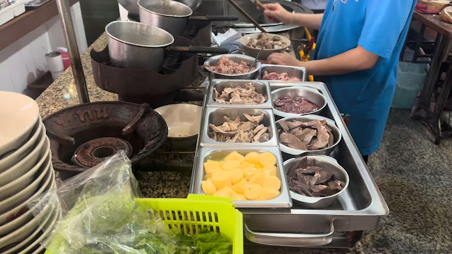 เลือดหมูบ้านแม่ศรี - การบริการอาหารและที่พัก