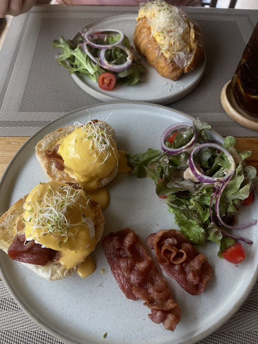 Coco's Nai Harn Cafe - การบริการอาหารและที่พัก