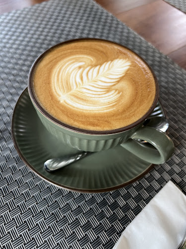 Opinii despre Hern Coffee and Bistro în อำเภอกะทู้ - การบริการอาหารและที่พัก