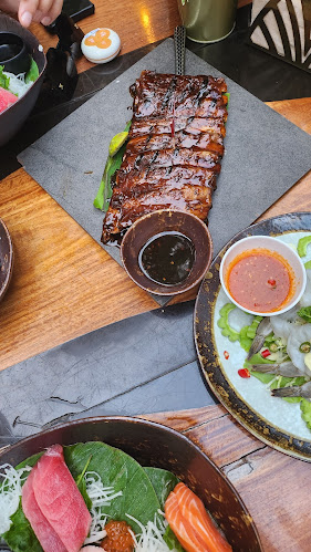 Three Monkeys Restaurant - การบริการอาหารและที่พัก