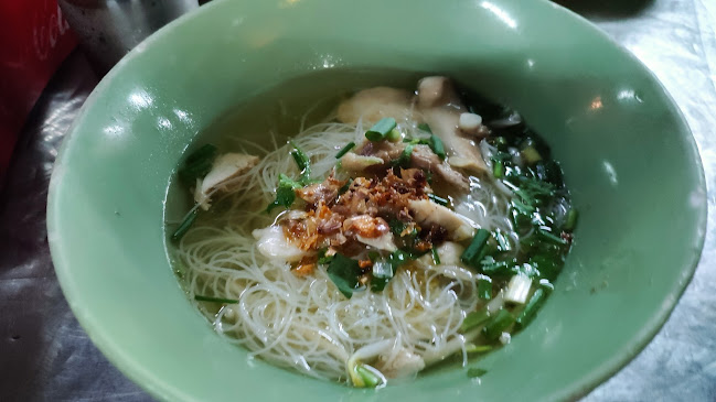 ก๋วยเตี๋ยวไก่ติงลี่ - การบริการอาหารและที่พัก