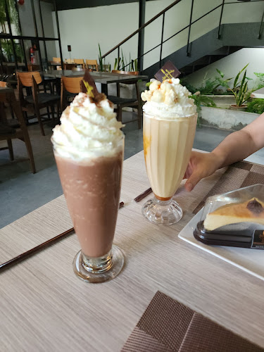 Chocolate Factory Pattaya Parking - การบริการอาหารและที่พัก