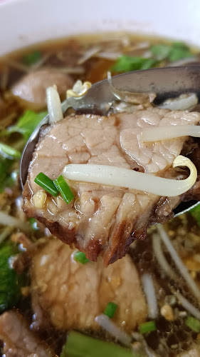 ก๋วยเตี๋ยวไก่-เนื้อตุ๋น - การบริการอาหารและที่พัก