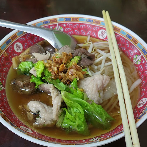 เหน่ง รสเยี่ยม - การบริการอาหารและที่พัก