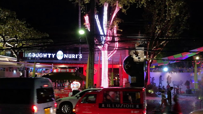Naughty Nuri's Phuket - การบริการอาหารและที่พัก