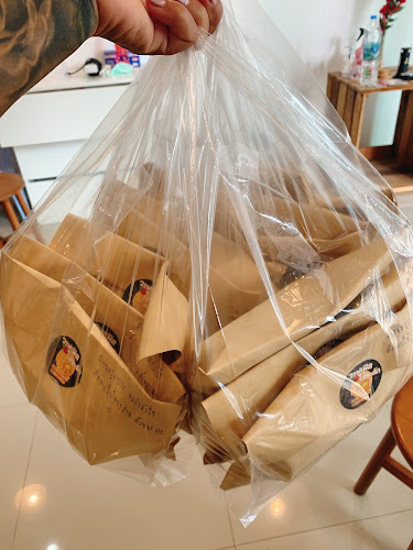 วาฟเฟิลไส้ทะลัก - การบริการอาหารและที่พัก