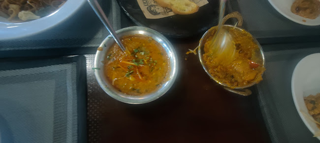 Kiran's Indian Restaurant - การบริการอาหารและที่พัก