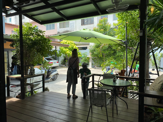 Little House - การบริการอาหารและที่พัก