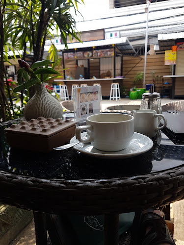 Dick's Café Jomtien - การบริการอาหารและที่พัก
