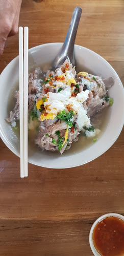 เลือดหมูบ้านแม่ศรี - การบริการอาหารและที่พัก