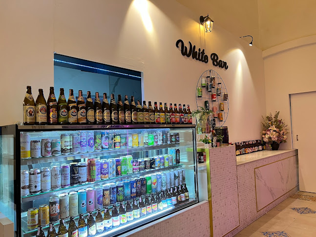 White Bar House - การบริการอาหารและที่พัก