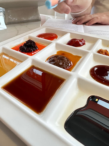 ร้านอาหาร และโรงเรียนสอนทำอาหารไทย ปุ้ม