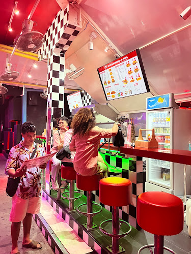 Sophon Building, 104 Walking St, เมืองพัทยา อำเภอบางละมุง ชลบุรี 20150