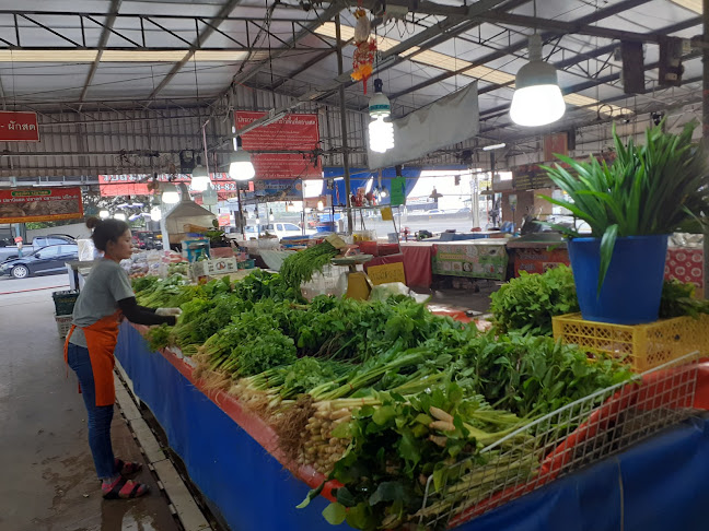 ตลาดนัดเรือบิน - การบริการอาหารและที่พัก