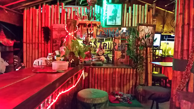 ฮอลลีวู้ด บาร์ - การบริการอาหารและที่พัก