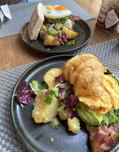 66 ถ. ทวีวงศ์ ตำบลป่าตอง อำเภอกะทู้ ภูเก็ต 83150