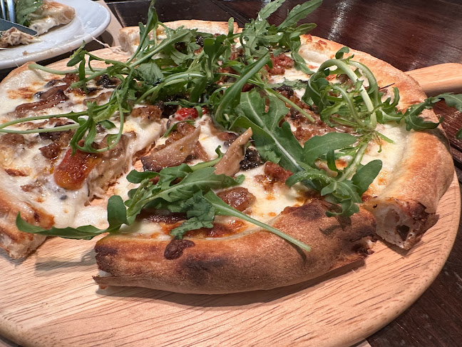 Wine Connection BZenter Rawai - การบริการอาหารและที่พัก