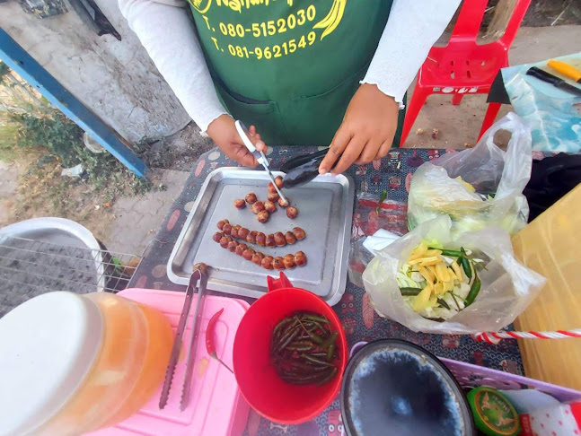 ไส้กรอกหมูหน้าการไฟฟ้า - การบริการอาหารและที่พัก