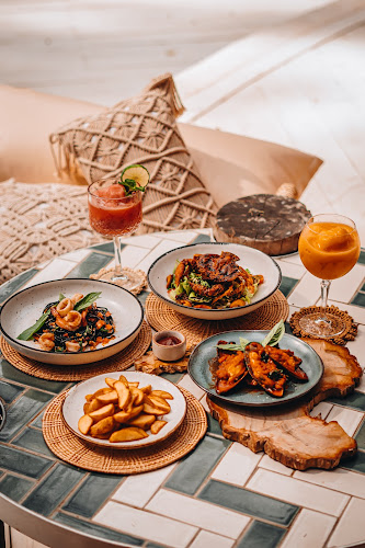 Cave Beach Club - การบริการอาหารและที่พัก