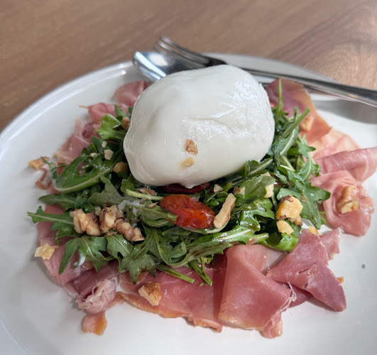 Sweet cigarette cafe&bar - การบริการอาหารและที่พัก