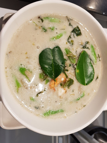 ร้านอาหาร และโรงเรียนสอนทำอาหารไทย ปุ้ม - การบริการอาหารและที่พัก