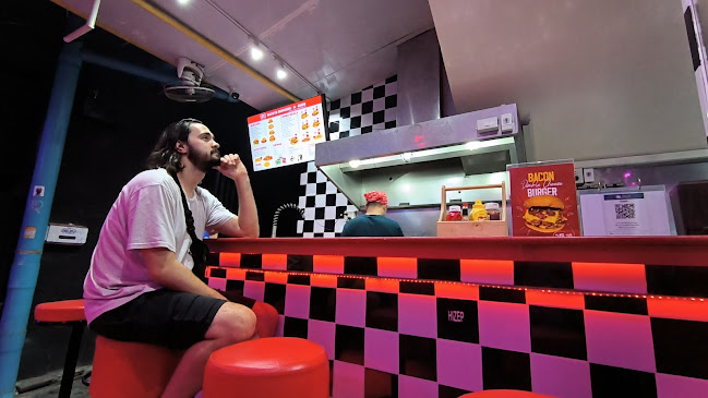 BUCKY BURGER N BUDS - การบริการอาหารและที่พัก