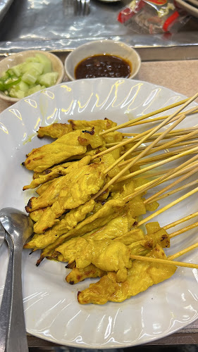 ร้านหมูสะเต๊ะเจริญผล - การบริการอาหารและที่พัก