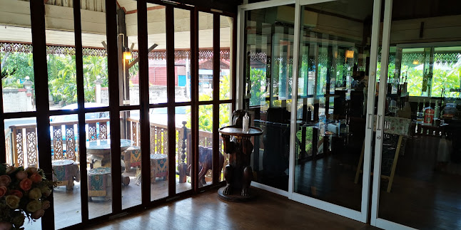 Behind The Time Cafe - การบริการอาหารและที่พัก