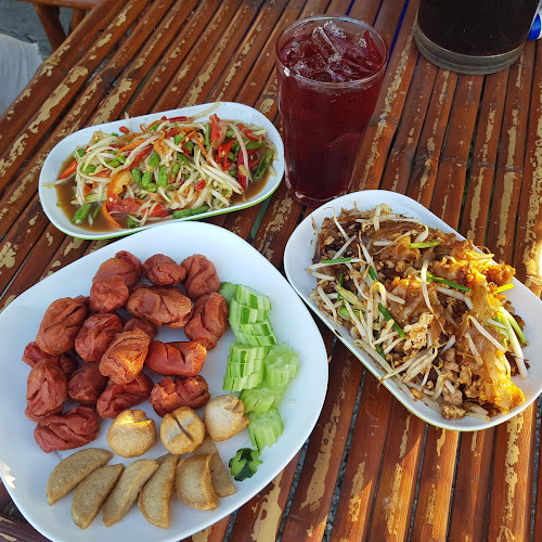 ร้านอาหารลุยทุ่ง (LuyThung Restaurant)