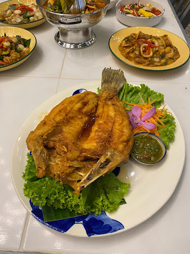 สามไบเถา คาเฟ่ แอนด์ บิสโตร - การบริการอาหารและที่พัก