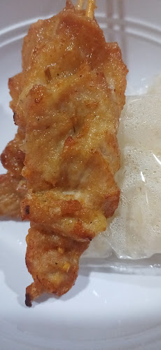 หมูทอดเสียบไม้ 10 บาท (เจ๊จิตร) - การบริการอาหารและที่พัก