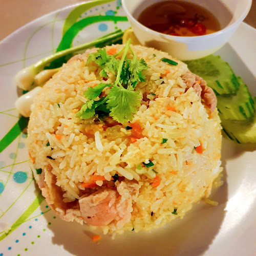 ครัวสวนสน โคราช​ &​ คาราโอเกะ​ ใหม่ - การบริการอาหารและที่พัก