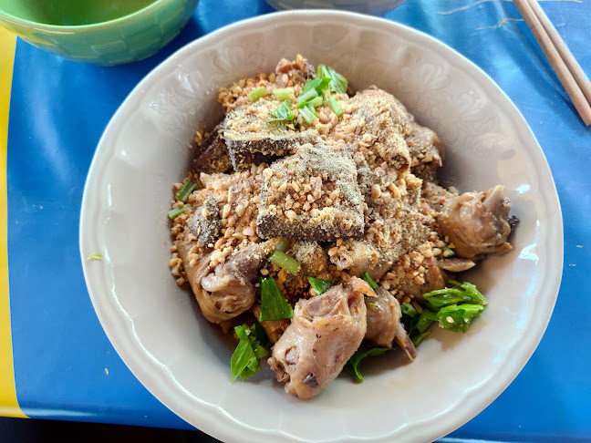 ก๋วยเตี๋ยวป้าหมู ร้านขายก๋วยเตี๋ยว ใต้สะพานท่าจีน - การบริการอาหารและที่พัก