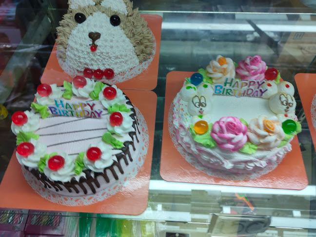 ดวงเดือนเบเกอรี - เมือง