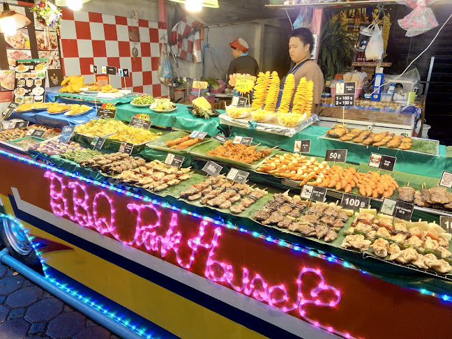 BBQ Pink House - การบริการอาหารและที่พัก