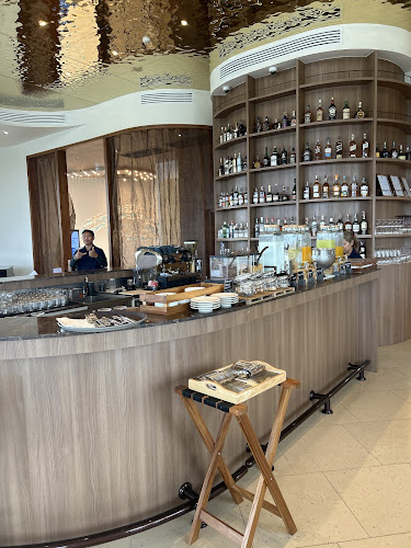 7th Floor Restaurant & Bar - การบริการอาหารและที่พัก