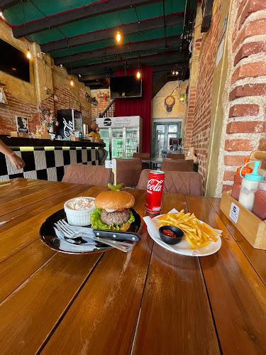 Juicy Lucy Burger and Bar - การบริการอาหารและที่พัก