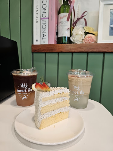 Meet Us Cafe - การบริการอาหารและที่พัก