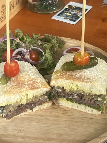 Coco's Nai Harn Cafe - การบริการอาหารและที่พัก