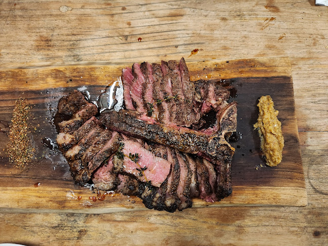 Riburs BBQ - การบริการอาหารและที่พัก