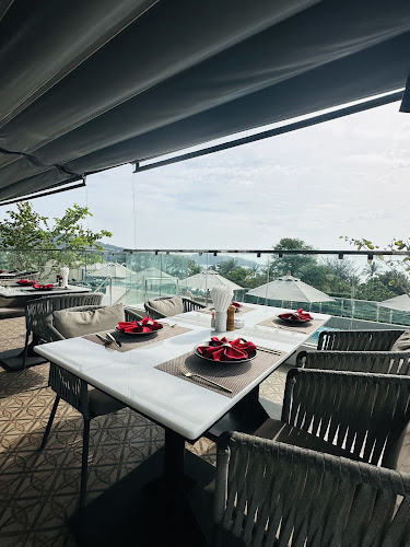 Khubani Rooftop Bar and Restaurant خوباني - การบริการอาหารและที่พัก