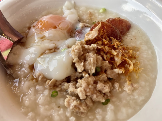 โต๊ะแดงอาหารเช้าสุโขทัย - การบริการอาหารและที่พัก