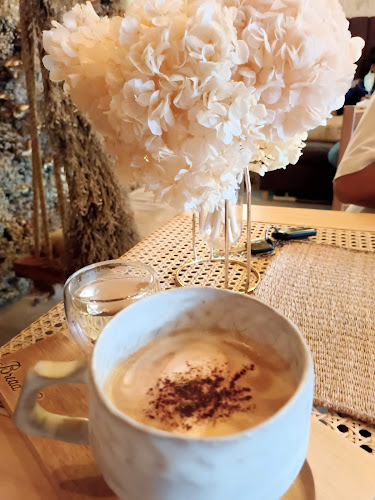 Opinii despre Bread Crumbs Cafe' în อำเภอเมืองภูเก็ต - การบริการอาหารและที่พัก