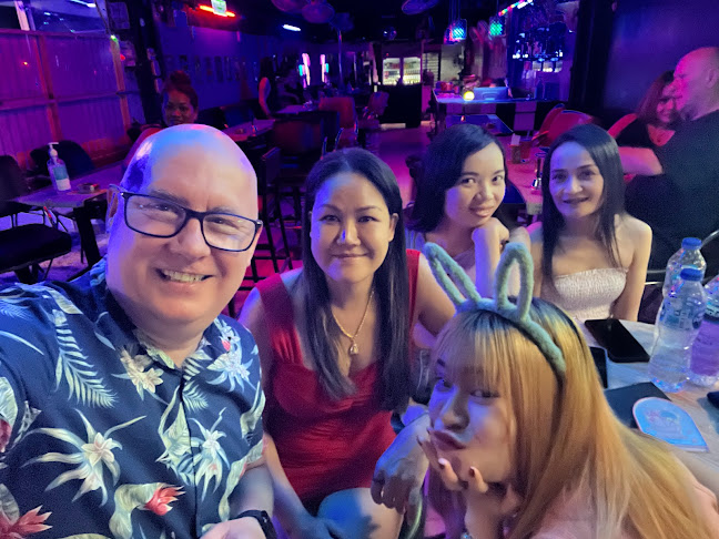 Korn Beer Bar กร เบียร์บาร์ - การบริการอาหารและที่พัก