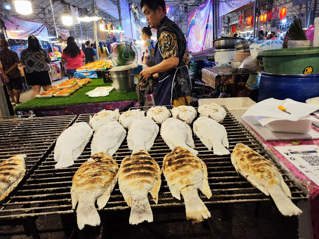 ตลาดปลายแหลมสะพานหิน - การบริการอาหารและที่พัก