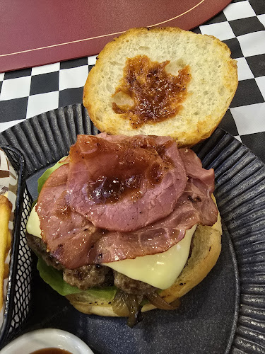 Opinii despre Santa Monica Diner Pattaya în อำเภอบางละมุง - การบริการอาหารและที่พัก