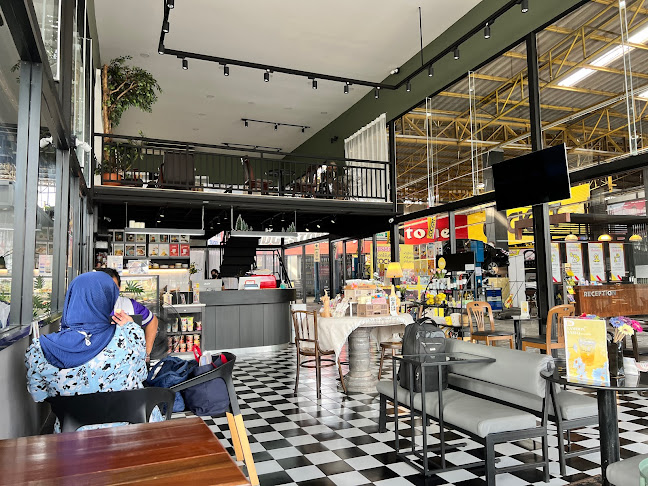 Garage 457 - การบริการอาหารและที่พัก