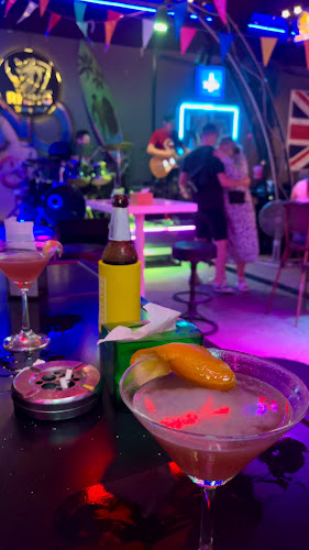 RHINO BAR - การบริการอาหารและที่พัก