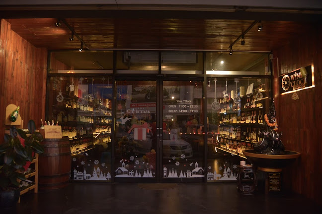 Wine O'Clock khonkaen - การบริการอาหารและที่พัก