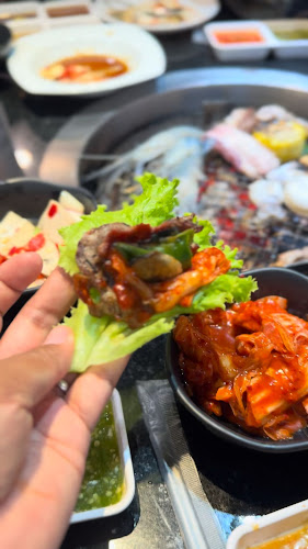 Buffet Queen ปิ้งย่าง ทะเลเผา สุนีย์ - การบริการอาหารและที่พัก